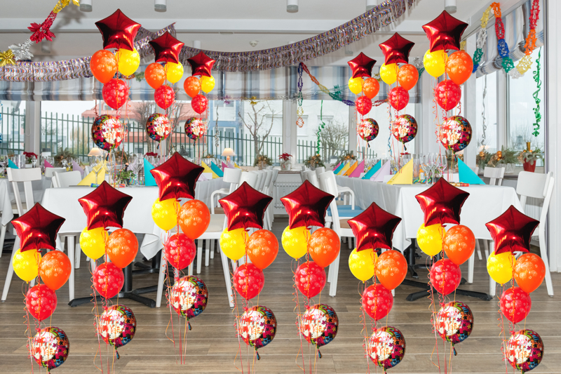 Tischdekoration Silvester mit Luftballons